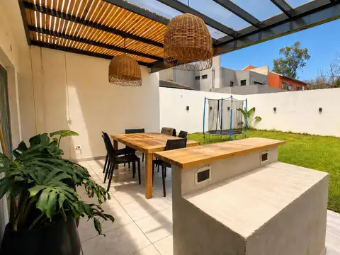 Casa en Planta con Cochera, Jardín, Parrilla y Potencial de Ampliación