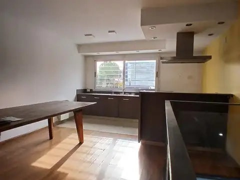 Depto Tipo Casa en Alquiler en Bernal, $ 1.400.000