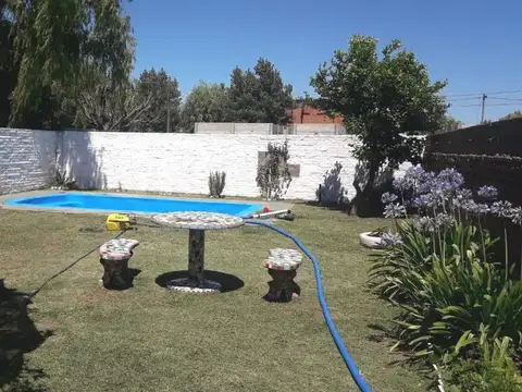 VENTA - Casa 2 dormitorios, cochera, parque y piscina - Alvarez, Santa Fe.