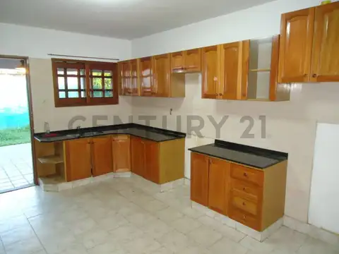 Casa 6 ambientes con 2 baños