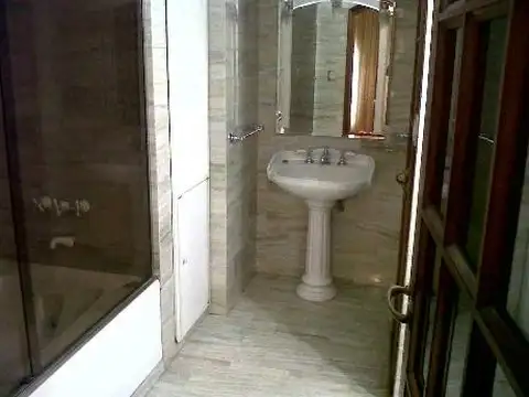 Importante chalet a metros plaza la Cuz