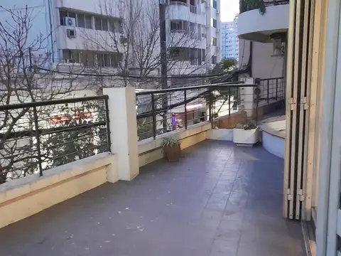 Departamento a la calle con balcon terraza