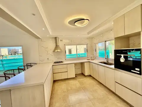 Casa 5 ambientes con 3 baños
