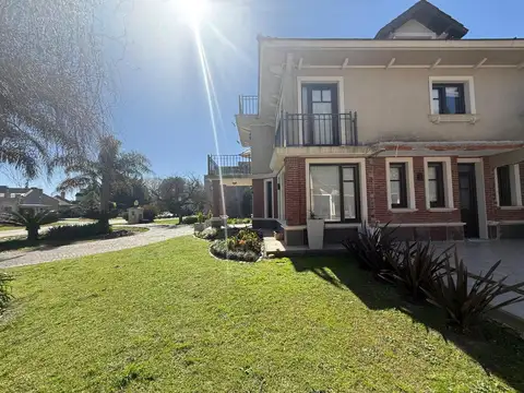 Casa 8 ambientes con 7 baños