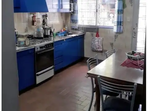 Casa 4 ambientes con 2 baños