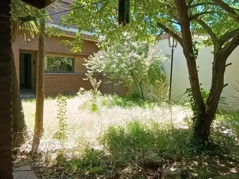 Casa 6 ambientes con 2 baños