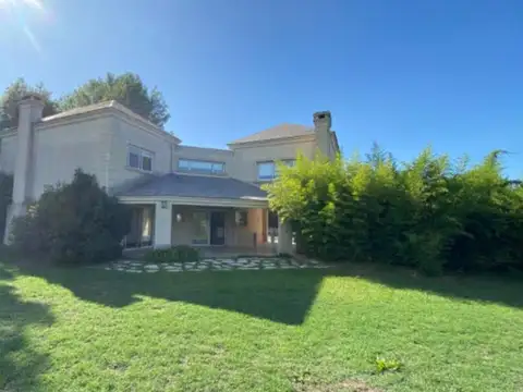 Casa 5 ambientes con 4 baños