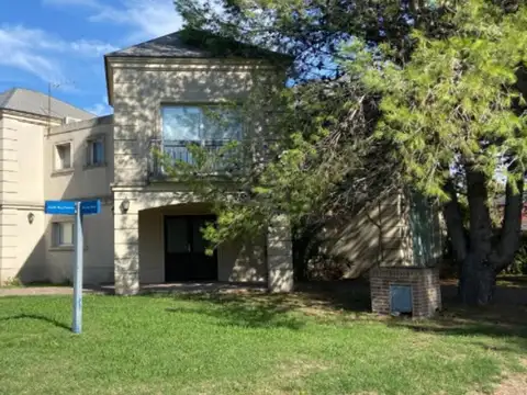 CASA DE 5 AMBIENTES, EXCELENTE ESTADO 