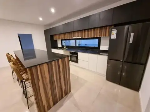 Casa 5 ambientes con 4 baños