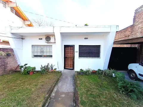 CASA  VENTA 4 AMBIENTES LOMAS ZAMORA  COCHERA PATIO FONDO.