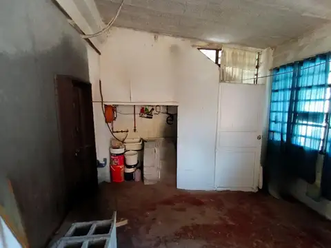 CASA  VENTA 4 AMBIENTES LOMAS ZAMORA  COCHERA PATIO FONDO.