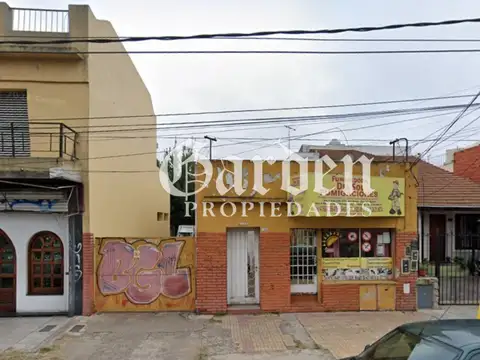 Casa + Local + Galpon sobre lote de 289 m2. 2 Dormitorios. Cochera pasante. Zonificacion RB