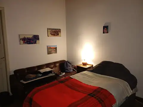 Casa + Local + Galpon sobre lote de 289 m2. 2 Dormitorios. Cochera pasante. Zonificacion RB