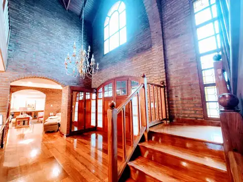 Casa 8 ambientes con 6 baños