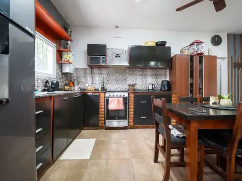 Casa 6 ambientes con 2 baños