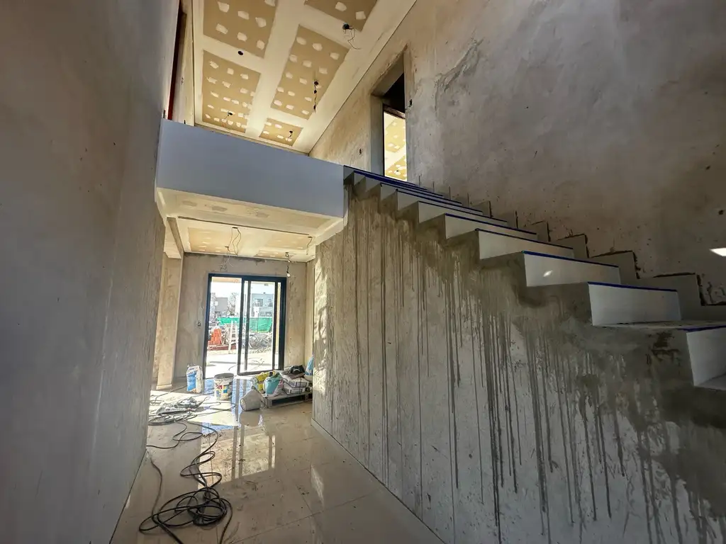 Casa - 200  m² Cubierta | 3 dormitorios | A Estrenar | 3 baños | 5 ambientes | 2 cocheras