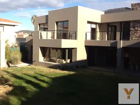 Casa en venta - 4 Dormitorios 6 Baños - Cocheras - 1.224Mts2 - Godoy Cruz