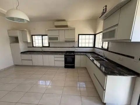 Casa en Alquiler de 4 dormitorios