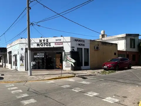TERRENO EN VENTA, LOTE INCLUYE DOS CASAS CON COCHERAS Y UN LOCAL COMERCIAL