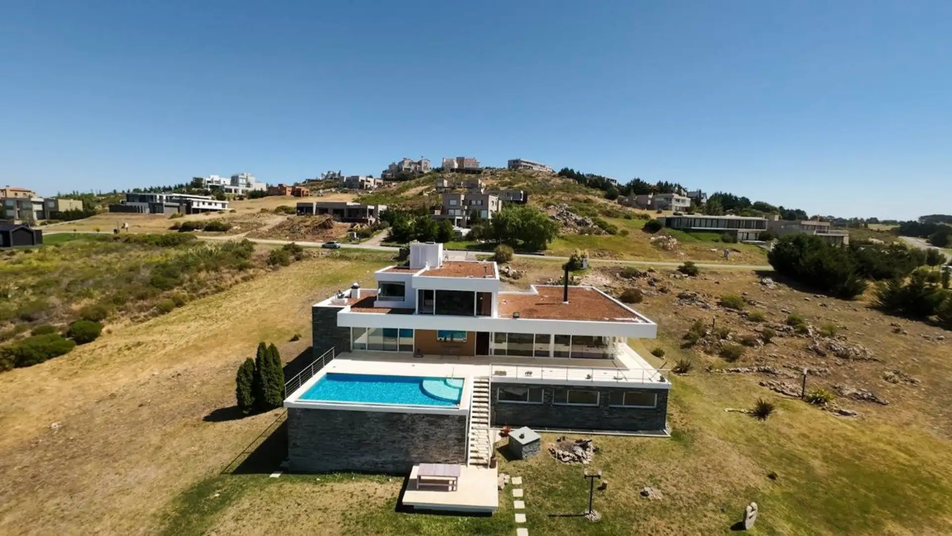 Casa de categoría en Barrio Altos Aires, 706m², 7 amb, pileta y cochera