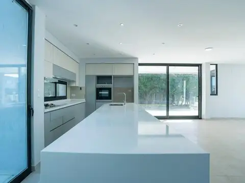 Casa 4 ambientes con 3 baños