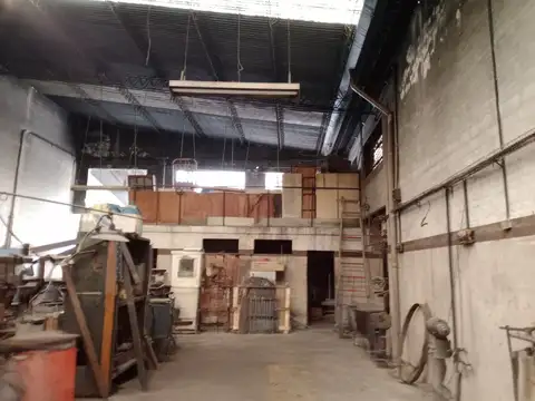Galpon mas vivienda de 3 ambientes/ cochera y construccion en planta alta a terminar