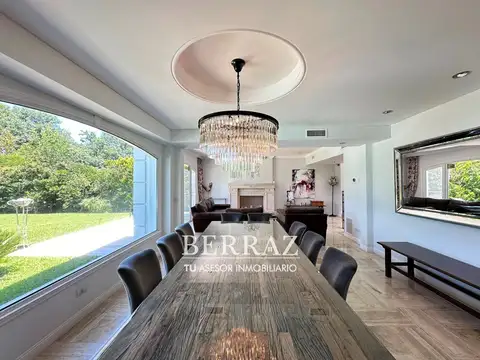 Casa en Venta con 3 cocheras