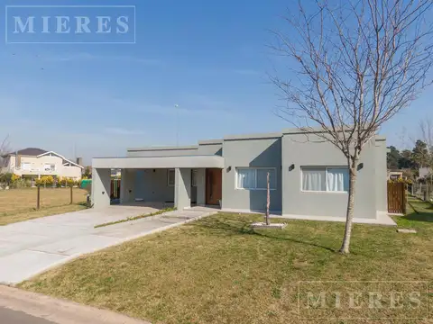 Casa en venta sobre lote interno en San Matias  Área 3