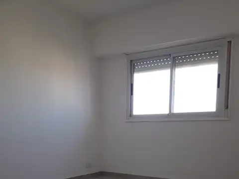 EXCELENTE CUATRO AMBIENTES CON DEPENDENCIA Y COCHERA EN QUILMES CENTRO.