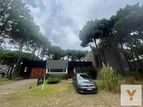 Casa en venta - 4 Dormitorios 3 Baños 2 Cocheras - 1000Mts2 - Pinamar
