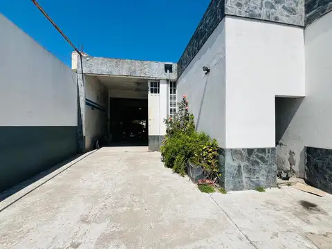 Galpón en venta en La Plata sobre Calle 38 [Cod: 00728]