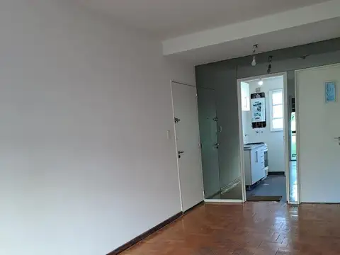 Departamento en alquiler en Parlermo, con balcon al frente, cocina y baño. Bajas expensas