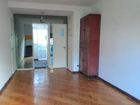 Departamento en alquiler en Parlermo, con balcon al frente, cocina y baño. Bajas expensas