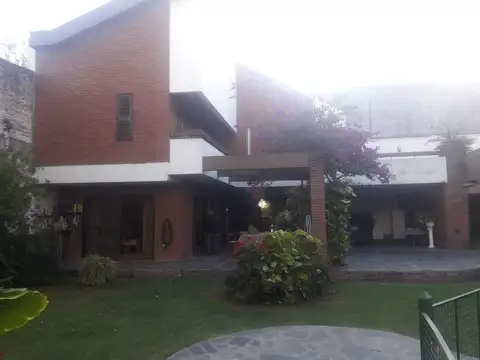 Unica casa sobre lote de 1000 m2 c/ pileta, sauna, quincho, gran parque, espacio para varios autos,