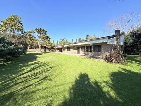 VENTA/PERMUTA - Casa 2 dorm. con lote de 1850m2 sobre ruta 9, ideal comercial - Garita 15, Funes