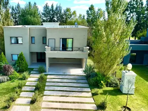 VENTA CASA +5 AMBIENTES LAGOS DE SAN ELISEO