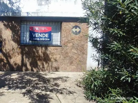 VENTA: Casa a reciclar de dos dormitorios y cocheras en Fisherton, Rosario