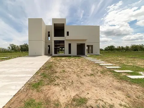 VENTA de casa a estrenar, 5 Ambientes, 220m2 totales sobre lote de 1070m2.