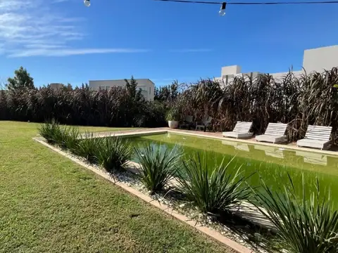 Casa en Venta de 3 Dormitorios con pileta en Funes - Barrio San Sebastián