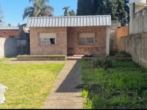 Casa de  3 ambientes. Merlo