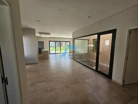 Casa en Alquiler con 2 cocheras