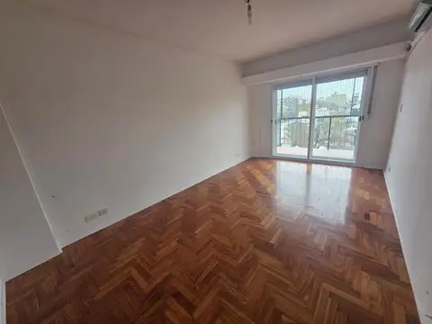 Semi piso 2 amb 47m2 impecable estado balcon a mts j b justo