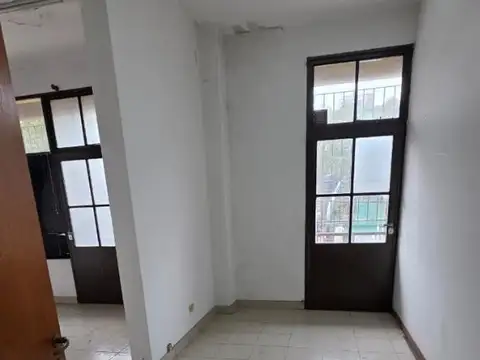ALQUILER DE OFICINAS SOBRE AVENIDA! !