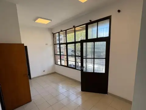 ALQUILER DE OFICINAS SOBRE AVENIDA! !