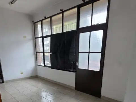 ALQUILER DE OFICINAS SOBRE AVENIDA! !