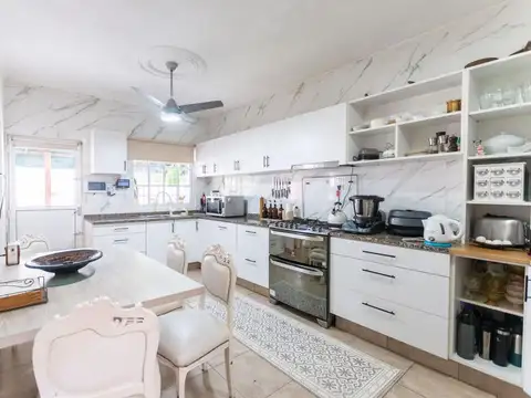 CASA EN VENTA EN COLASTINE 4 DORM Y GRAN PARQUE