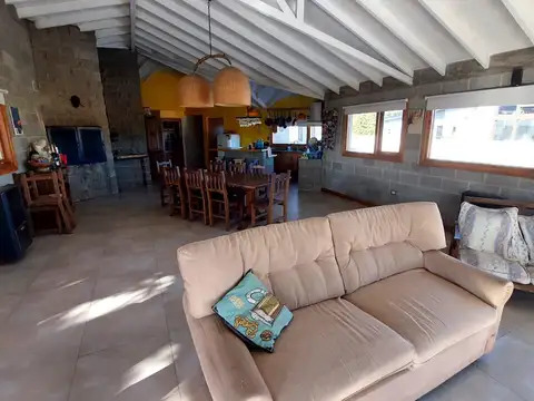 Casa 5 ambientes con 2 baños