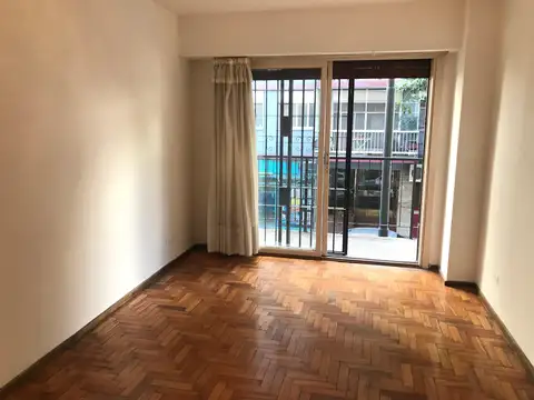 ¡Apto crédito! 2 amb c/ balcón al frente en Floresta. Apto profesional
