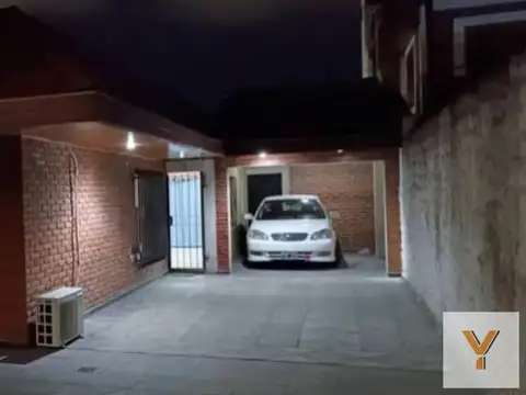 Casa en venta - 2 Dormitorios 1 Baño - Lanús