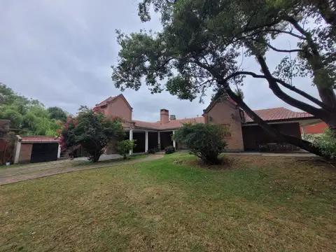 Casa en venta - 3 Dormitorios 2 Baños - Cochera - 270Mts2 - Alejandro Korn